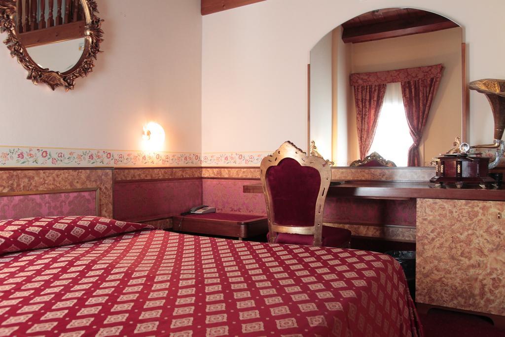 Hotel Villa Pigalle Tezze sul Brenta Exterior foto